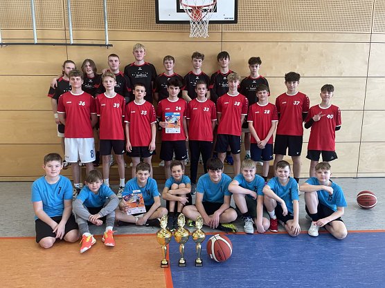 So sehen Sieger aus - die Basketballteams des Gymnasiums (Foto: Heike Roeder) So sehen Sieger aus - die Basketballteams des Gymnasiums (Foto: Heike Roeder)