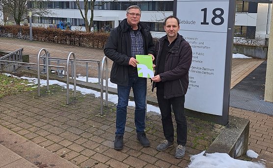 Die Gespr&auml;che gef&uuml;hrt haben Prof. Dr. Mario Sch&ouml;lzel (Prodekan Lehre, Professur/Lehrgebiet: Prozessoren und digitale Systeme) und Dr. Sascha Bicke (Transferwerk). (Foto: HSN)