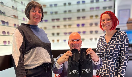  Chef Ulrich Ebert hat jetzt Pause: Nicole Pohl (links) und Anika Ziegler sind seit Jahresbeginn die neuen Gesch&auml;ftsf&uuml;hrerinnen bei "Weitblick Optik & H&ouml;rakustik" in der T&ouml;pferstra&szlig;e in Nordhausen. (Foto: SWG Nordhausen/S.Schedwill)