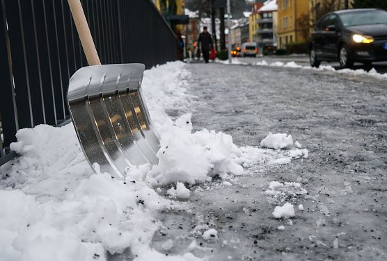 Bei Eis und Schnee m&uuml;ssen B&uuml;rgersteige ger&auml;umt werden (Foto: HUK Coburg)