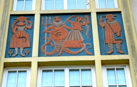 Erker-Gestaltung mit Sagen- und M&auml;rchenmotiven (Foto: H.Kneffel)