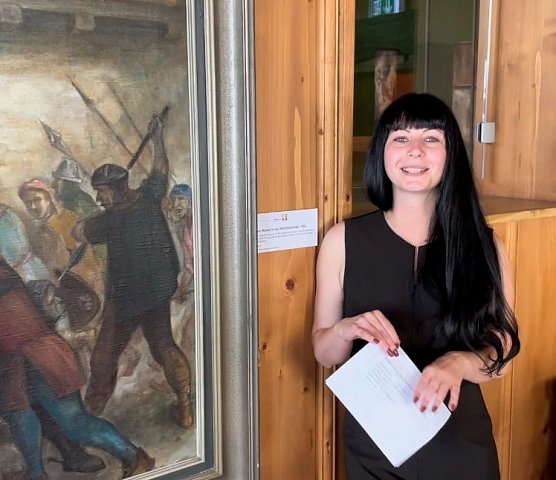 Jessica M&uuml;ller pr&auml;sentiert ihre Ausstellung "Die Macht der Netzwerke - Nordh&auml;user Pers&ouml;nlichkeiten und ihre Denkmale aus 800 Jahren" (Foto: Flohburg)