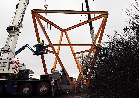 &Uuml;ber R&uuml;digsdorf hat der Bau des neuen Aussichtsturmes begonnen (Foto: Landschaftspflegeverband S&uuml;dharz/Kyffh&auml;user)