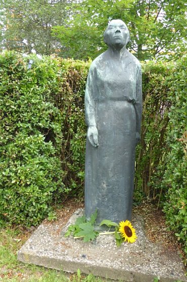 Kollwitz Plastik auf dem Schulgel&auml;nde (Foto: Heidelore Kneffel)
