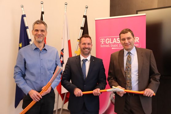 v.l.n.r.: Oberb&uuml;rgermeister Kai Buchmann, Roman Gebhardt und Harald Ehl (beide Deutsche Telekom) (Foto: Stadt Nordhausen)