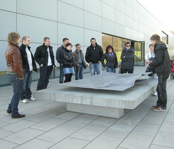 Gedenkstätte besichtigt (Foto: JU Nordhausen) Gedenkstätte besichtigt (Foto: JU Nordhausen)