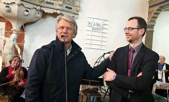 Daniel Klajner, Theaterintendant, bedankt sich bei Kantor Michael Goos f&uuml;r die vielf&auml;ltigen Kooperationen (Foto: Evangelischer Kirchenkreis S&uuml;dharz)