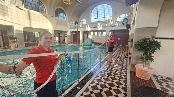 Eva und Lukas bei den Vorbereitungen f&uuml;r die Winterferien (Foto: Badehaus Nordhausen)