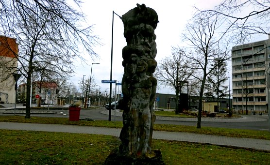 Friedenss&auml;ule, zweite Ansicht mit dem Mann im Zentrum       (Foto: Heidelore Kneffel)