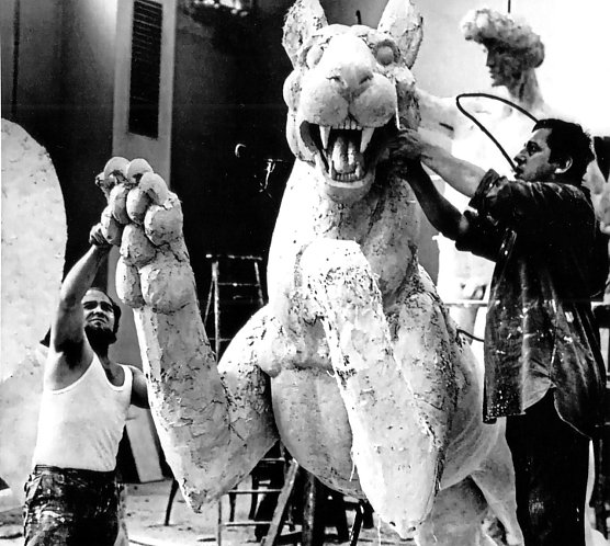 Rechtacek und Rommel w&auml;hrend ihrer Arbeit am Apollogespann, entnommen aus dem bereits erw&auml;hnten Rechtacek-Buch von 2013 (Foto: Heidelore Kneffel)