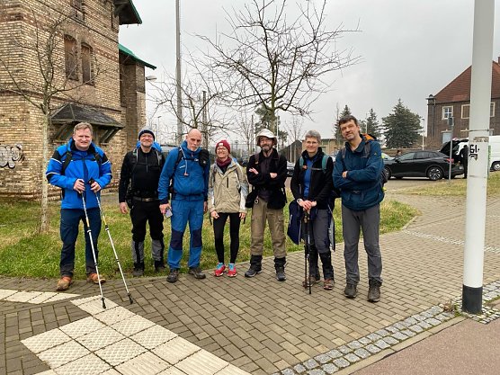  Bevor es wieder gen Heimat ging, entstand am S-Bahnhof Halle-Nietleben dieses Zielfoto. Drei Teilnehmende wanderten noch weiter zum Hauptbahnhof. Zwei von ihnen erhielten eine Urkunde &uuml;ber 105 Kilometer. (Foto: Bodo Schwarzberg)