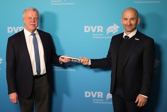 Symbolischen Staffelstab an Dr. Nikolaus Wrage &uuml;bergeben (Foto: DVR)