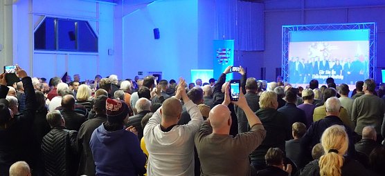 Viel Beifall in der Festhalle (Foto: nnz)