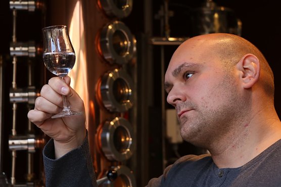 Destillateurmeister René Müller beim fachmännischen Verkosten (Foto: Thomas Müller) Destillateurmeister René Müller beim fachmännischen Verkosten (Foto: Thomas Müller)