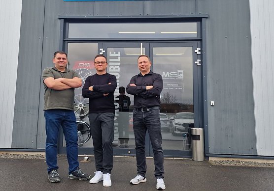 v.l.: Christian, Frank und Michael Kramer am Standort in Niedersachswerfen (Foto: NUV / Claudia Rheinl&auml;nder)