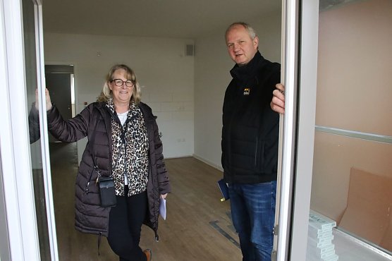 Hinter der Fassade des alten Plattenbaus hat sich eine ganze Menge getan, vor allem in Sachen W&auml;rme- und Energieversorgung. Leicht war es nicht, berichten gestern SWG Chefin Inge Klaan und Projektleiter Karsten Gr&uuml;neberg  (Foto: agl)