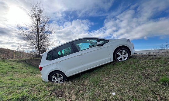 Beim Wenden im Graben gelandet (Foto: S. Dietzel) Beim Wenden im Graben gelandet (Foto: S. Dietzel)