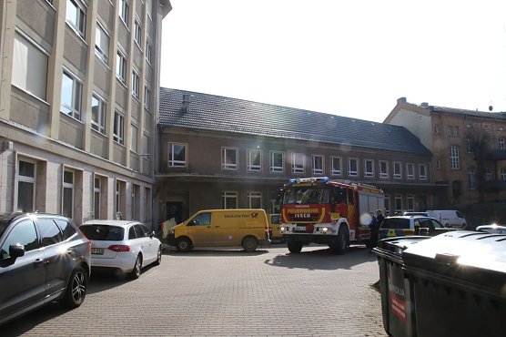 Polizei und Feuerwehr im Einsatz bei der Post (Foto: agl)