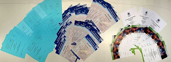 Urkunden f&uuml;r Bio- und Chemieasse des Humboldt-Gymnasiums (Foto: Humboldt-Gymnasium)