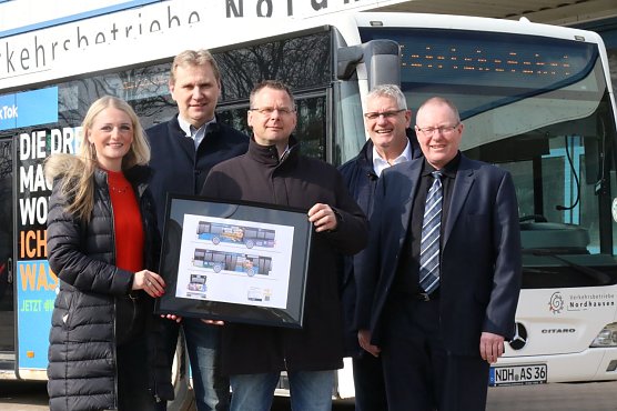 Der Bus wurde gestern bei den Stadtwerken &uuml;bergeben, v.l.: Mariana Kohlause von VerkehrsMedien Th&uuml;ringen, Marc Leineweber, Uli Schlegel und Thomas Wahlbusch von der IHK und Thorsten Schwarz (Foto: agl)