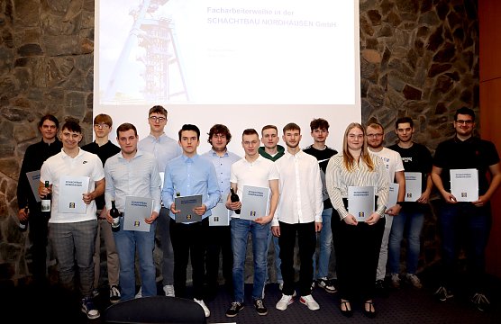 Allen Jungfacharbeitern wurde mit der &Uuml;bergabe der Abschluss- zeugnisse auch ein Jobangebot im Konzern unterbreitet (Foto: SCHACHTBAU NORDHAUSEN GmbH � Linda Erbsmehl )