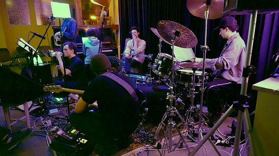 Auch wenn das hier so aussieht wie "Pause", das geh&ouml;rte zur Performance der musikalischen Experimentierer. (Foto: nnz)