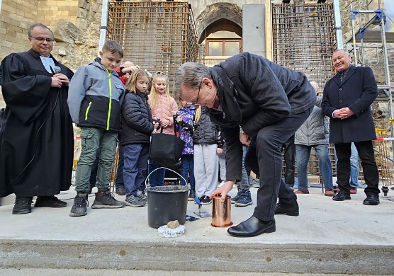 Historische Grundsteinlegung an der Kirche St. Johannis in Ellrich (Foto: Regina Englert) Historische Grundsteinlegung an der Kirche St. Johannis in Ellrich (Foto: Regina Englert)