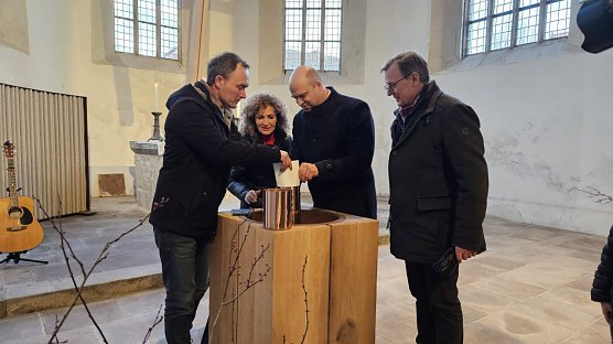 In der Netzwerkkirche wurde die Zeitkapsel gefüllt (Foto: Regina Englert) In der Netzwerkkirche wurde die Zeitkapsel gefüllt (Foto: Regina Englert)