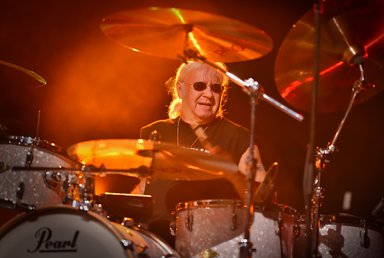 Ian Paice haut am Freitagabend ab 19 Uhr auf die Trommeln und Becken (Foto: Direct-Booking-Berlin/Tekknobase Prod.)