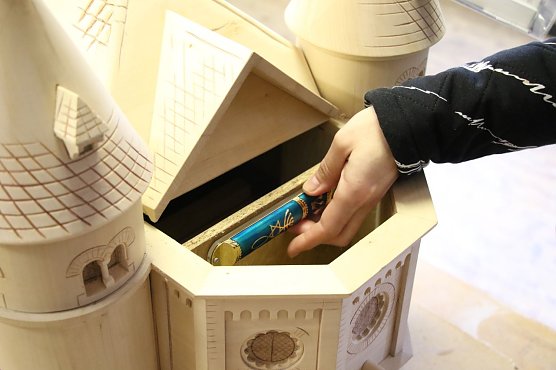 Eine letzte Kleinigkeit fehlt noch: die "Mesusa" (Foto: agl) Eine letzte Kleinigkeit fehlt noch: die "Mesusa" (Foto: agl)