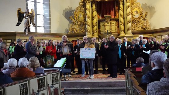 Das Bild vom gemeinsamen Chorfinale in Neustadt (Foto: nnz)