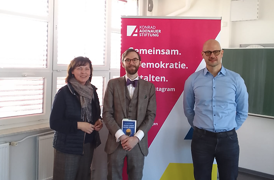 v.l.: Carola B&ouml;ck, Levi Ufferfilge, Thillmann Bauer (KAS) (Foto: C. B&ouml;ck)