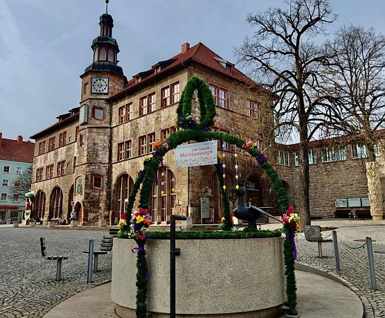 Der Aar-Brunnen wurde bereits geschmückt (Foto: Peter Blei) Der Aar-Brunnen wurde bereits geschmückt (Foto: Peter Blei)