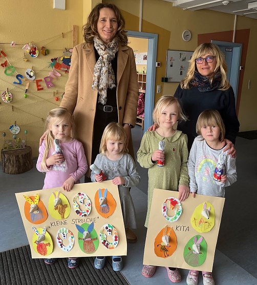 Die Kinder der Kita Kleine Strolche pr&auml;sentieren stolz ihre gebastelten Kunstwerke (Foto: Katrin Bergmann)