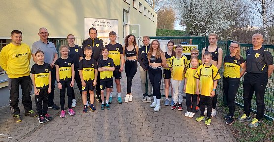 LV Altstadt 98 erhält neue, hochwertige Sportbekleidung (Foto: Gunnar Haase) LV Altstadt 98 erhält neue, hochwertige Sportbekleidung (Foto: Gunnar Haase)