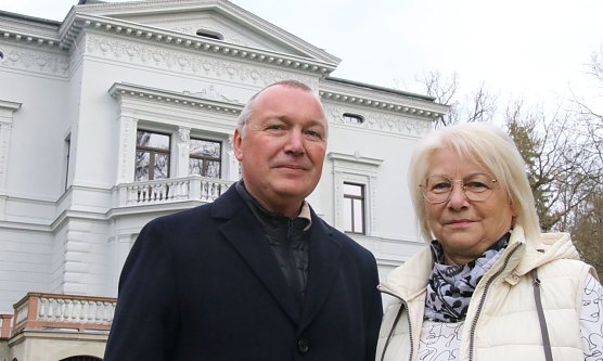 Die Vorsitzende des F&ouml;rdervereins Park Hohenrode, Hannelore Haase, begr&uuml;&szlig;te das neue Vorstandsmitglied Dirk Schimm im Park (Foto: F&ouml;rderverein Park Hohenrode)