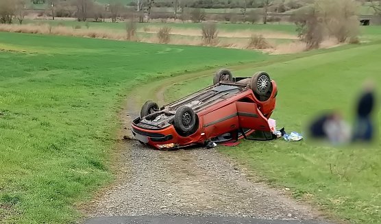 Auto &uuml;berschl&auml;gt sich nach &Uuml;berholman&ouml;ver, von Sollstedt kommend in Fahrtrichtung Nordhausen und bleibt auf dem Dach liegen (Foto: Silvio Dietzel)
