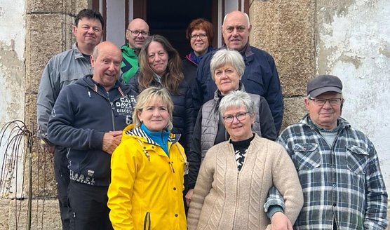 Firma Oppenberger an der St. Laurentius- Kirche am Werk in Sundhausen zum F&uuml;rhjahrsputz (Foto: Diana Kupfer)