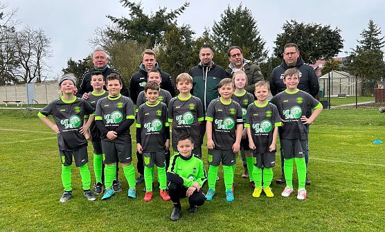 Lars Sobik, (hinten Mitte) &uuml;bergab einen kompletten Trikotsatz f&uuml;r die Krimder&ouml;der E2-Junioren, Rene Krug, Abteilungsleiter Fu&szlig;ball bei der TSG (rechts)� (Foto: TSG Krimderode)