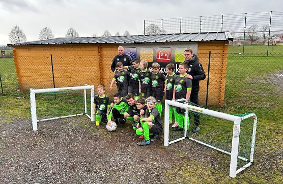 Malermeister Robin Franke, Inhaber�des gleichnamigen Nordh&auml;user Unternehmens, sponserte einen Satz Minitore f&uuml;r den Fu&szlig;ball-Nachwuch (Foto: TSG Krimderode)
