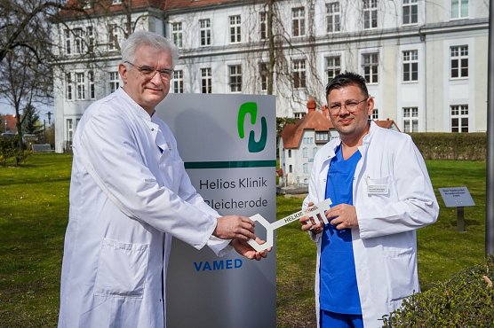 Dr. Steffen Kohler mit Dr. medic Bratu bei der Schl&uuml;ssel&uuml;bergabe (Foto: Helios Bleicherode)