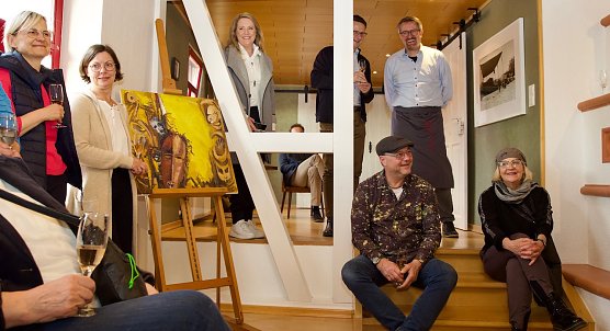 Gel&ouml;ste Stimmung gestern Abend unter den G&auml;sten der Vernissage (Foto: Heike Hofmann-Lauer)