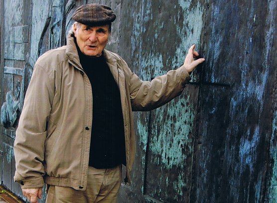 Heinz Scharr an der Kupferreliefwand, 2008 (Foto: H.Kneffel) Heinz Scharr an der Kupferreliefwand, 2008 (Foto: H.Kneffel)