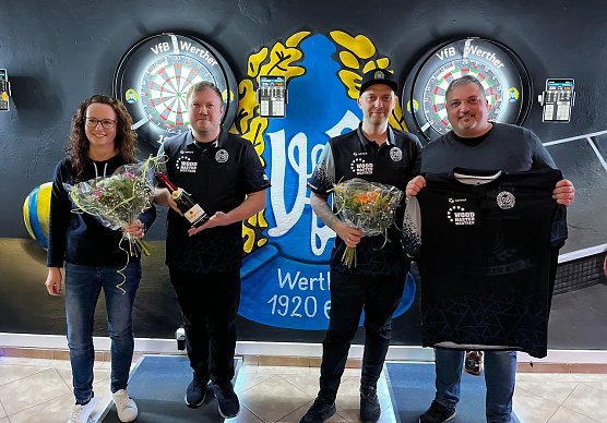 Spartenleiter Christian Bade (2. v. l.) und sein Stellvertreter Markus Schneller (3. v. l.) mit den Sponsoren Maria K&ouml;hler (Gl&uuml;cksmomente Fotografie, 1. v. l.) und Martin Kluczkowski (WoodMaster Werther, 4. v. l.) (Foto: Christian Bade)