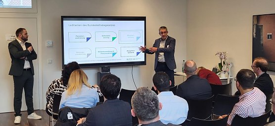 Prof. Dr. Bernd Schwien (rechts) und Finn-Leon Brinkmann beim 15. Internationalen NPO-Colloquium (Foto: HSN) (Foto: HSN)