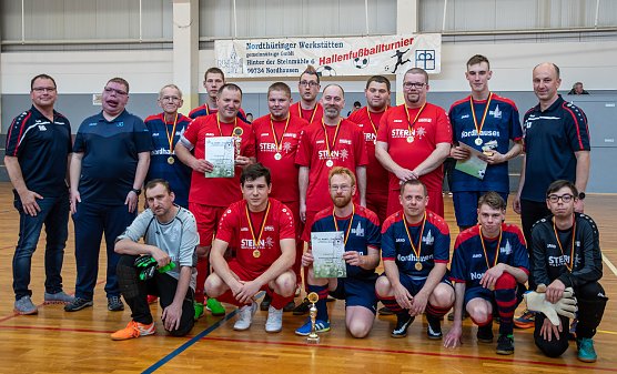 1. und 2. Mannschaft der Nordth&uuml;ringer Werkst&auml;tten mit ihren Trainern (Foto: Nordth&uuml;ringer Lebenshilfe)