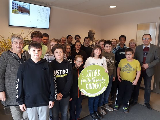 Die Sch&uuml;lerinnen und Sch&uuml;ler des F&ouml;rderzentrums bei der &Uuml;bergabe an das Kinderhospiz (Foto: F&ouml;rderzentrum  Johann Heinrich Pestalozzi)