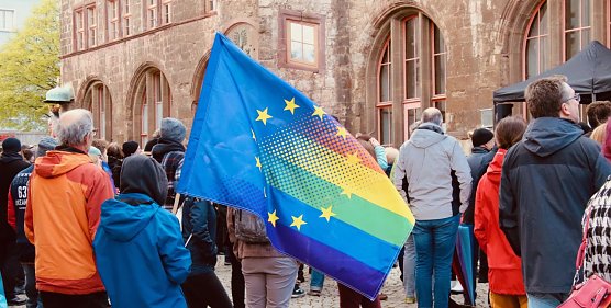 Das Bündnis "Nordhausen zusammen" lud heute wieder zur Demo auf den Rathausplatz (Foto: agl) Das Bündnis "Nordhausen zusammen" lud heute wieder zur Demo auf den Rathausplatz (Foto: agl)