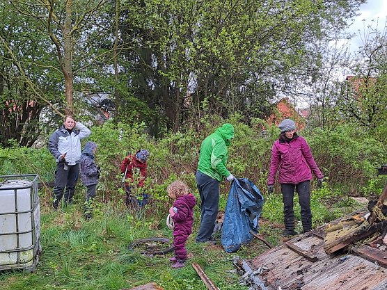 Gemeinschaftlicher Arbeitseinsatz in Hohenstein (Foto: Julia Lischewski)