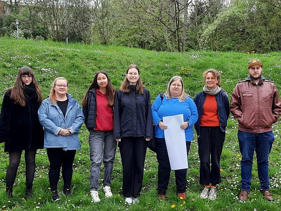 Dr. Andrea Kenkmann mit Studierenden des Ausstellungsprojekts gegen Altersdiskriminierung. (Foto: Hochschule Nordhausen)